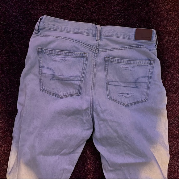 American Eagle Ripped Mom Jeans Light Wash NWOT - Picture 3 of 6